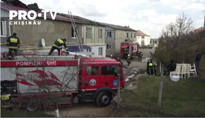 Noi imagini de la Cimislia, unde trei apartamente au fost distruse de flacari - VIDEO 