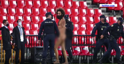 Desi meciul dintre Granada si Manchester United s-a disputat fara spectatori, unul dintre fani a reusit sa ajunga pe stadion. Ce a facut acesta