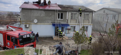 Incendiu intr-un bloc de locuit din Cimislia. Trei apartamente  au fost distruse de flacari: 30 de pompieri - la fata locului - GALERIE FOTO