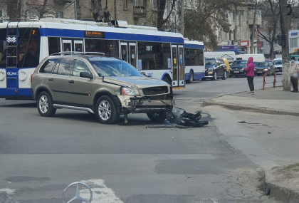 Accident pe o strada din capitala. In urma impactului, unul dintre automobile a ajuns pe trotuar - FOTO