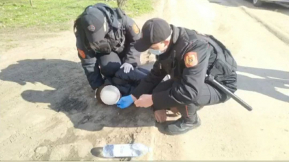 Un barbat in stare inconstienta, gasit de carabinieri pe o strada din Balti - FOTO Un barbat in stare inconstienta, gasit de carabinieri pe o strada din Balti - FOTO