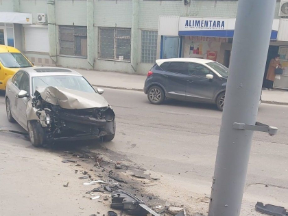 Accident matinal in capitala. Un sofer s-a izbit violent de un pilon - FOTO
Accident matinal in capitala. Un sofer s-a izbit violent de un pilon - FOTO