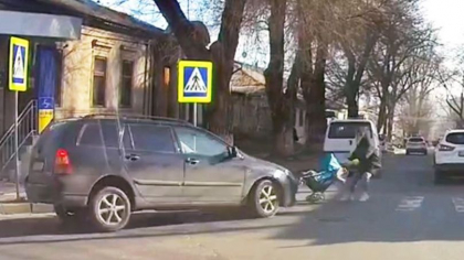 Ii batea soarele in geam. Soferul, care a dat cu masina peste o femeie cu un carucior, identificat Ii batea soarele in geam. Soferul, care a dat cu masina peste o femeie cu un carucior, identificat