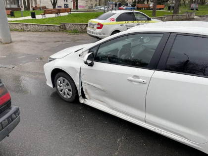 Accident in lant pe o strada din capitala. Trei automobile s-au ciocnit - FOTO Accident in lant pe o strada din capitala. Trei automobile s-au ciocnit - FOTO