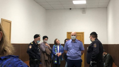 Perchezitii la sediul unui ziar studentesc din Rusia. Redactorii sunt urmariti penal si au voie sa iasa din casa un minut pe zi Perchezitii la sediul unui ziar studentesc din Rusia. Redactorii sunt urmariti penal si au voie sa iasa din casa un minut pe zi