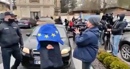 Deputat socialist, dupa ce Vasile Bolea a fost huiduit in fata Curtii Constitutionale: "Ar fi bine ca purtatorii de drapele europene sa dea dovada ca respecta valorile democratice" Deputat socialist, dupa ce Vasile Bolea a fost huiduit in fata Curtii Constitutionale: "Ar fi bine ca purtatorii de drapele europene sa dea dovada ca respecta valorile democratice"