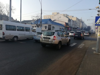 Atentie, soferi! Se circula cu dificultate pe mai multe strazi din capitala