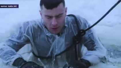 Trupele NATO, antrenamente dure in Estonia la minus 25 de grade. Militarii britanici au invatat scufundarea la copca Trupele NATO, antrenamente dure in Estonia la minus 25 de grade. Militarii britanici au invatat scufundarea la copca