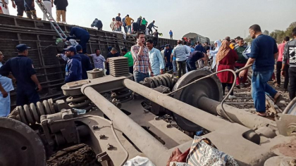 Aproape 100 de oameni au fost raniti dupa deraierea unui tren de pasageri in Egipt - VIDEO Aproape 100 de oameni au fost raniti dupa deraierea unui tren de pasageri in Egipt - VIDEO