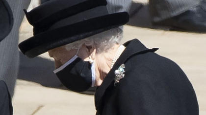 Regina Elisabeta a stat singura la funeraliile sotului ei. Printul Philip, omagiat printr-o ceremonie restransa, potrivita cu vremurile - FOTO