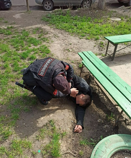 Un barbat aflat in stare de inconstienta pe o strada din capitala - salvat de carabinieri - FOTO Un barbat aflat in stare de inconstienta pe o strada din capitala - salvat de carabinieri - FOTO