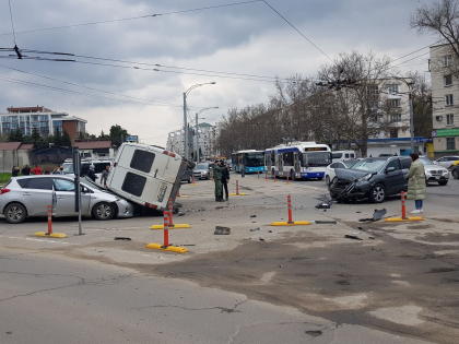 Ultima ora. Grav accident in capitala. Un microbuz s-a rasturnat peste un automobil: sunt 4 masini implicate - FOTO/ VIDEO Ultima ora. Grav accident in capitala. Un microbuz s-a rasturnat peste un automobil: sunt 4 masini implicate - FOTO/ VIDEO