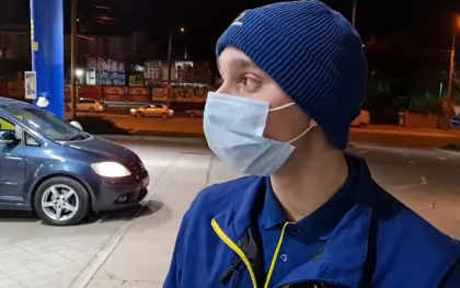 Un tanar din capitala, care se afla la locul de munca, amendat de politisti pentru ca nu avea buletinul de identitate la el. Ce amenda a fost nevoit sa achite - VIDEO Un tanar din capitala, care se afla la locul de munca, amendat de politisti pentru ca nu avea buletinul de identitate la el. Ce amenda a fost nevoit sa achite - VIDEO