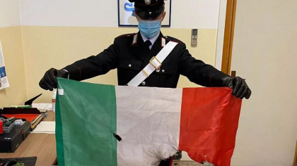 Cantau imnul Moldovei in timp ce ardeau steagul Italiei. Mai multi tineri moldoveni risca sa ajunga la inchisoare