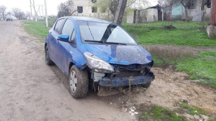 Un barbat din Caracui a ajuns cu automobilul intr-o gradina si a fugit de la fata locului. Ce spune politia Un barbat din Caracui a ajuns cu automobilul intr-o gradina si a fugit de la fata locului. Ce spune politia