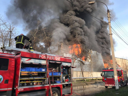 GALERIE FOTO/VIDEO de la incendiul din capitala unde circa 60 de angajati IGSU lupta cu flacarile