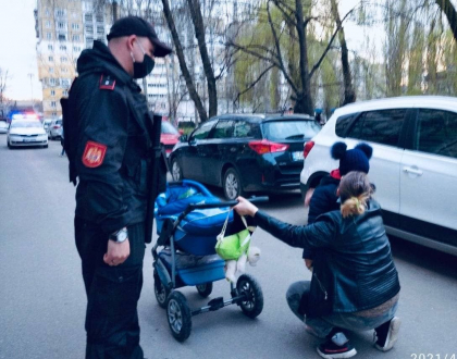 O fetita de 5 ani s-a pierdut pe o strada din Balti in timp ce se afla la plimbare cu mama sa - FOTO O fetita de 5 ani s-a pierdut pe o strada din Balti in timp ce se afla la plimbare cu mama sa - FOTO