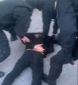  Momentul retinerii celor doi suspecti care ar fi implicati in explozia din sectorul Buiucani al capitalei - VIDEO 