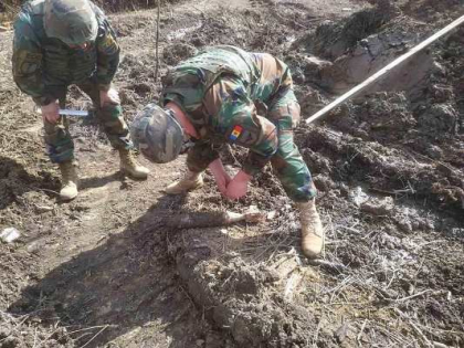 Mine, bombe, grenade si alte obiecte explozive, depistate de genistii militari in ultimele 10 zile - GALERIE FOTO Mine, bombe, grenade si alte obiecte explozive, depistate de genistii militari in ultimele 10 zile - GALERIE FOTO