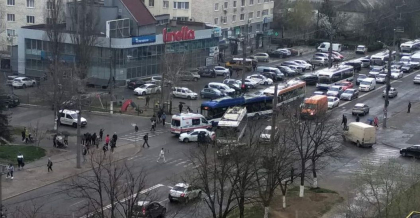 Accident la o intersectie din capitala cu implicarea unui troleibuz. O persoana a ajuns la spital - FOTO Accident la o intersectie din capitala cu implicarea unui troleibuz. O persoana a ajuns la spital - FOTO