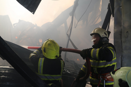 Pompierii au lichidat incendiul de la depozitul cu vopsea de pe Calea Basarabiei. Cauza urmeaza a fi stabilita