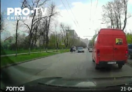 Un pieton - la un pas de a fi lovit de o masina in timp ce traversa regulamentar strada. Momentul, surprins de o camera de bord - VIDEO Un pieton - la un pas de a fi lovit de o masina in timp ce traversa regulamentar strada. Momentul, surprins de o camera de bord - VIDEO