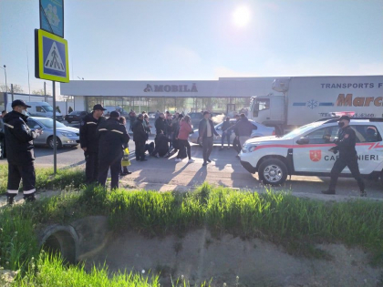 Un copil de 13 ani a ajuns la spital, dupa a fost lovit de o masina in timp ce traversa strada regulamentar, la Comrat - FOTO
