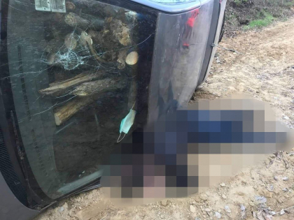 Sfarsit tragic pentru un barbat din Calarasi. Acesta a murit, dupa ce masina, incarcata cu lemne, a cazut peste el - FOTO