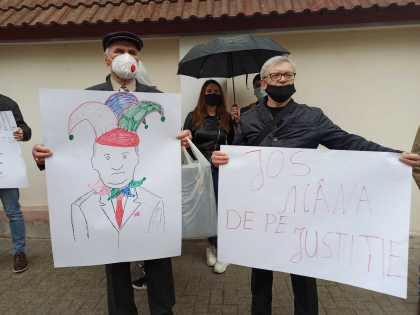 Protest in fata Curtii Constitutionale. PAS si-a scos oamenii in strada. Noul judecator, Boris Lupascu, depune juramantul - VIDEO 