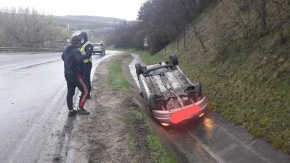 Accident pe soseaua Hancesti-Chisinau. Un sofer a pierdut controlul volanului si s-a rasturnat intr-un sant de scurgerea apei - FOTO
