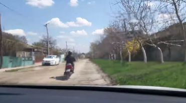 Beat crita, la volanul unui scuter, pe strazile din Balti. Un barbat - retinut de politie - VIDEO