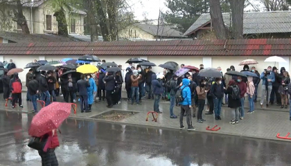 Live de la Curtea Constitutionala. Grosu: "Imbracati-va bine si veniti sa aparam Curtea Constitutionala" Live de la Curtea Constitutionala. Grosu: "Imbracati-va bine si veniti sa aparam Curtea Constitutionala"