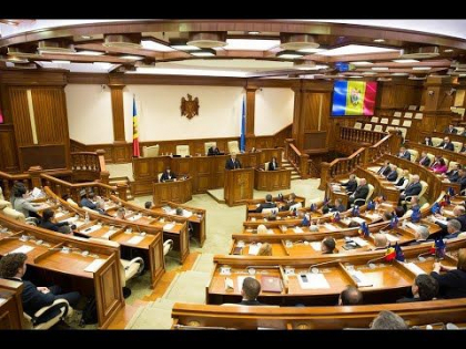 Cu votul deputatilor PSRM-SOR a fost constituita Comisia parlamentara speciala pentru elaborarea proiectelor de legi privind reforma constitutionala. Cine sunt membrii acesteia