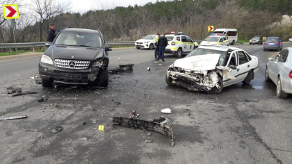 Un Opel a lovit un Mercedes, la Hancesti: trei persoane, printre care si un copil, au ajuns la spital