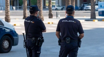 Un barbat a fost arestat dupa ce a infectat 22 de persoane cu Covid-19 Un barbat a fost arestat dupa ce a infectat 22 de persoane cu Covid-19