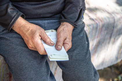 Un pensionar din Hancesti a devenit victima unor escroci. De pe cardul acestuia i s-au furat peste 170 mii de lei Un pensionar din Hancesti a devenit victima unor escroci. De pe cardul acestuia i s-au furat peste 170 mii de lei