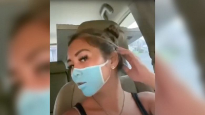 Doi vloggeri risca sa fie deportati din Indonezia din cauza unei "masti false". Farsa a fost filmata intr-un supermarket din Bali Doi vloggeri risca sa fie deportati din Indonezia din cauza unei "masti false". Farsa a fost filmata intr-un supermarket din Bali