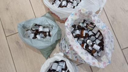 Patru persoane, invinuite in dosarul anabolizantelor transportate cu masina ambasadei noastre la Moscova, au primit astazi 30 de zile de arest Patru persoane, invinuite in dosarul anabolizantelor transportate cu masina ambasadei noastre la Moscova, au primit astazi 30 de zile de arest