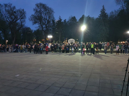 Focul Haric din Ierusalim a ajuns la Chisinau. Zeci de oameni s-au adunat in fata Catedralei Mitropolitane - FOTO Focul Haric din Ierusalim a ajuns la Chisinau. Zeci de oameni s-au adunat in fata Catedralei Mitropolitane - FOTO