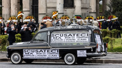 Scandalul cimitirelor pline din Roma. Oamenii asteapta si din ianuarie sa-si ingroape 2000 de morti Scandalul cimitirelor pline din Roma. Oamenii asteapta si din ianuarie sa-si ingroape 2000 de morti