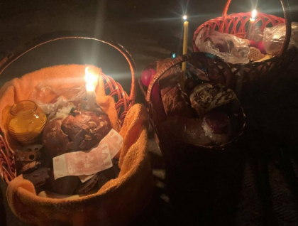 Cosuri pline de bunatati si lumanari aprinse. Cum a fost sfintit cozonacul in mai multe regiuni ale tarii pe timp de pandemie - GALERIE FOTO/VIDEO Cosuri pline de bunatati si lumanari aprinse. Cum a fost sfintit cozonacul in mai multe regiuni ale tarii pe timp de pandemie - GALERIE FOTO/VIDEO