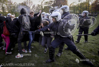 Politia a arestat 132 de participanti la un protest interzis intr-un parc din Bruxelles Politia a arestat 132 de participanti la un protest interzis intr-un parc din Bruxelles