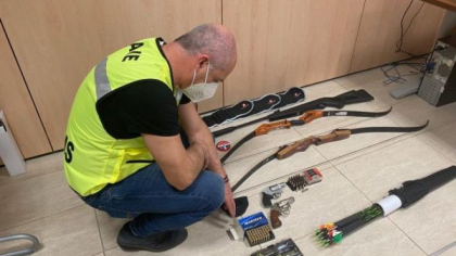 Un american a fost arestat dupa ce la bordul avionului privat cu care a ajuns in Sicilia au fost gasite arme si droguri Un american a fost arestat dupa ce la bordul avionului privat cu care a ajuns in Sicilia au fost gasite arme si droguri
