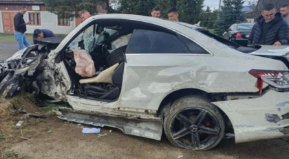 Momentul in care un tanar baut si-a distrus masina. Ce au gasit martorii in portbagaj Momentul in care un tanar baut si-a distrus masina. Ce au gasit martorii in portbagaj