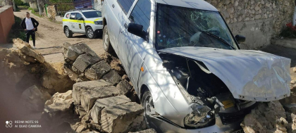 Accident grav la Criuleni. Un sofer a ajuns cu masina intr-un gard de piatra, dupa ce i s-a facut rau la volan - FOTO Accident grav la Criuleni. Un sofer a ajuns cu masina intr-un gard de piatra, dupa ce i s-a facut rau la volan - FOTO