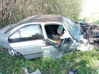 Doi tineri au ajuns in stare grava la spital, dupa ce BMW-ul in care se aflau a intrat intr-un copac, la Soldanesti. Cum s-a intamplat totul 