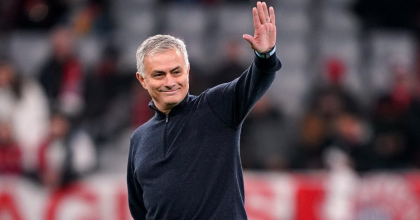 Tehnicianul Jose Mourinho nu a putut sta mult timp departe de fotbal. Portughezul a semnat un contract pentru trei ani cu AS Roma Tehnicianul Jose Mourinho nu a putut sta mult timp departe de fotbal. Portughezul a semnat un contract pentru trei ani cu AS Roma