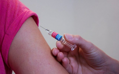 Cetatenii sarbi care se vaccineaza pana la sfarsitul lunii vor primi 25 de euro din partea guvernului