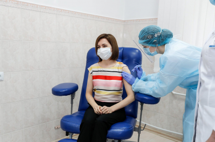 Mesajul Maiei Sandu, dupa ce s-a vaccinat cu Astra Zeneca: "Acum exista suficiente doze de vaccin in Moldova" Mesajul Maiei Sandu, dupa ce s-a vaccinat cu Astra Zeneca: "Acum exista suficiente doze de vaccin in Moldova"