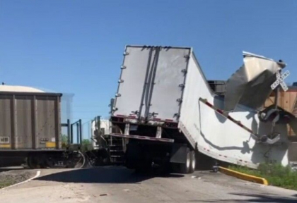 Imagini spectaculoase cu un camion plin cu sticle cu apa, lovit de tren. Ce s-a intamplat cu soferul - VIDEO Imagini spectaculoase cu un camion plin cu sticle cu apa, lovit de tren. Ce s-a intamplat cu soferul - VIDEO